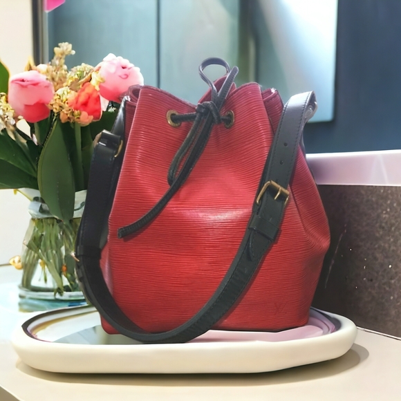 Louis Vuitton Noe Bucket Bag ❤️🖤 - Picture 1 of 16